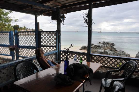 Pensativa, admirando o mar do Caribe, em Crown Point - Tobago